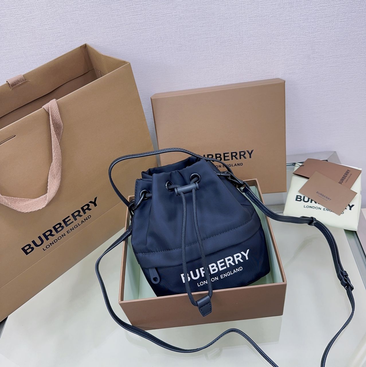 버버리 로고 프린트 나일론 드로우코트 파우치