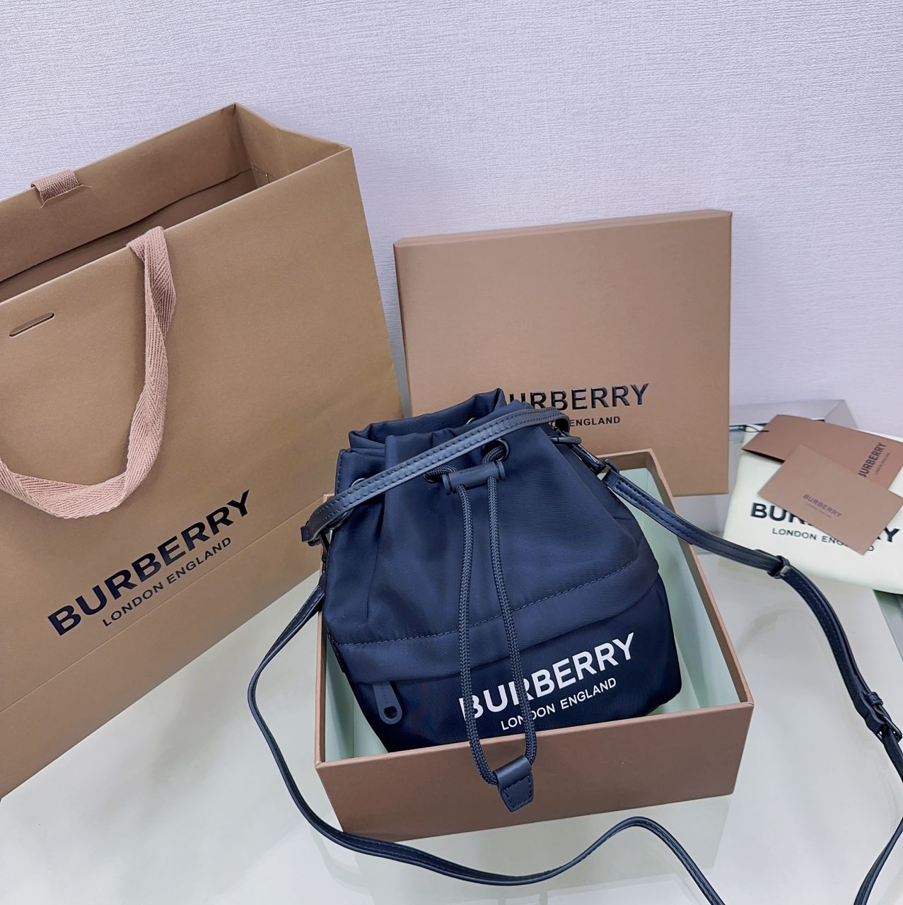 버버리 로고 프린트 나일론 드로우코트 파우치