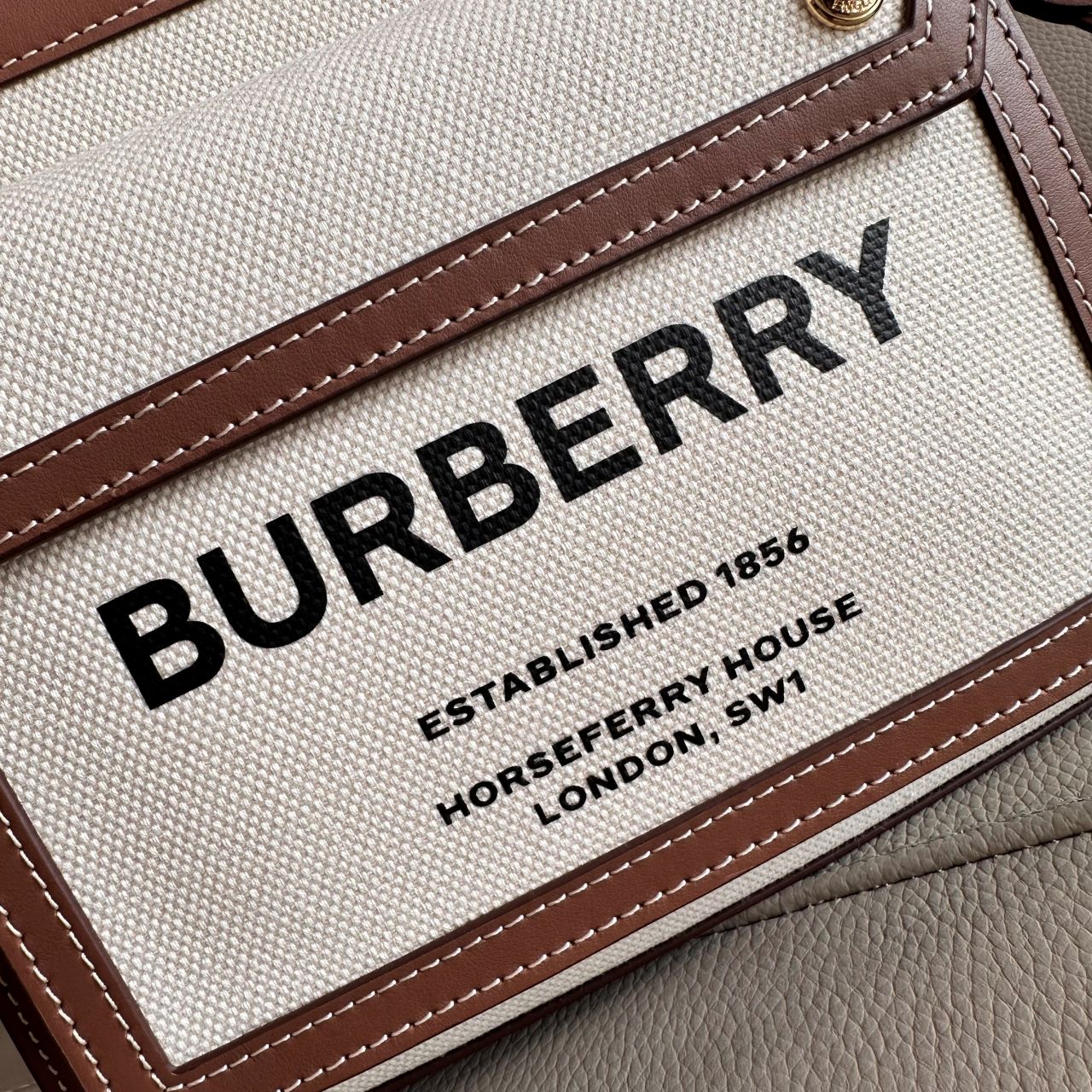 버버리 미니 포켓 토트백