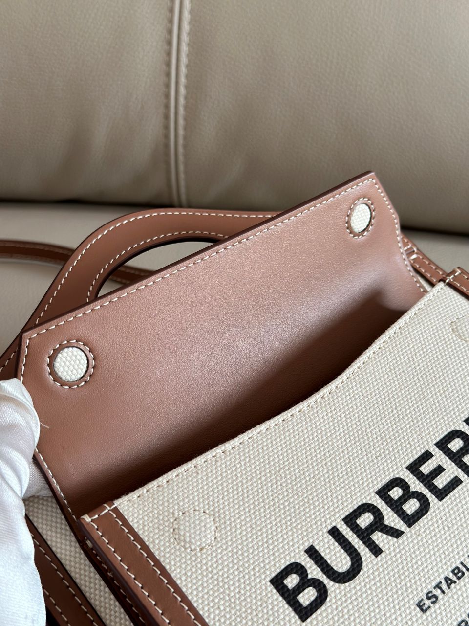버버리 미니 포켓 토트백