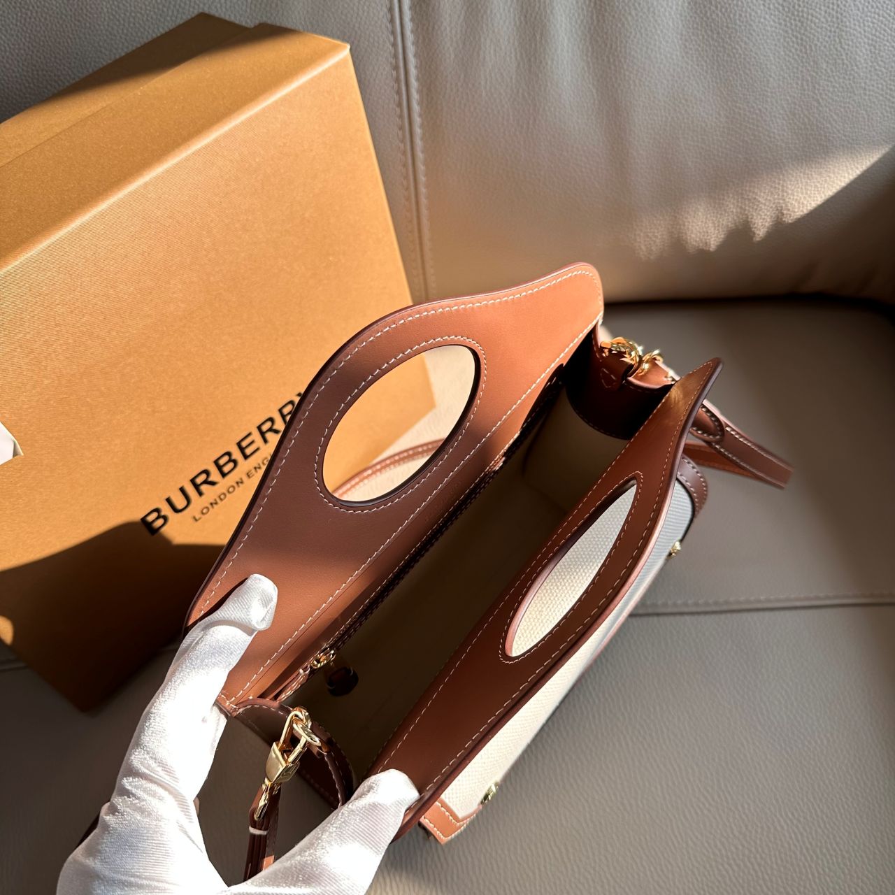 버버리 미니 포켓 토트백