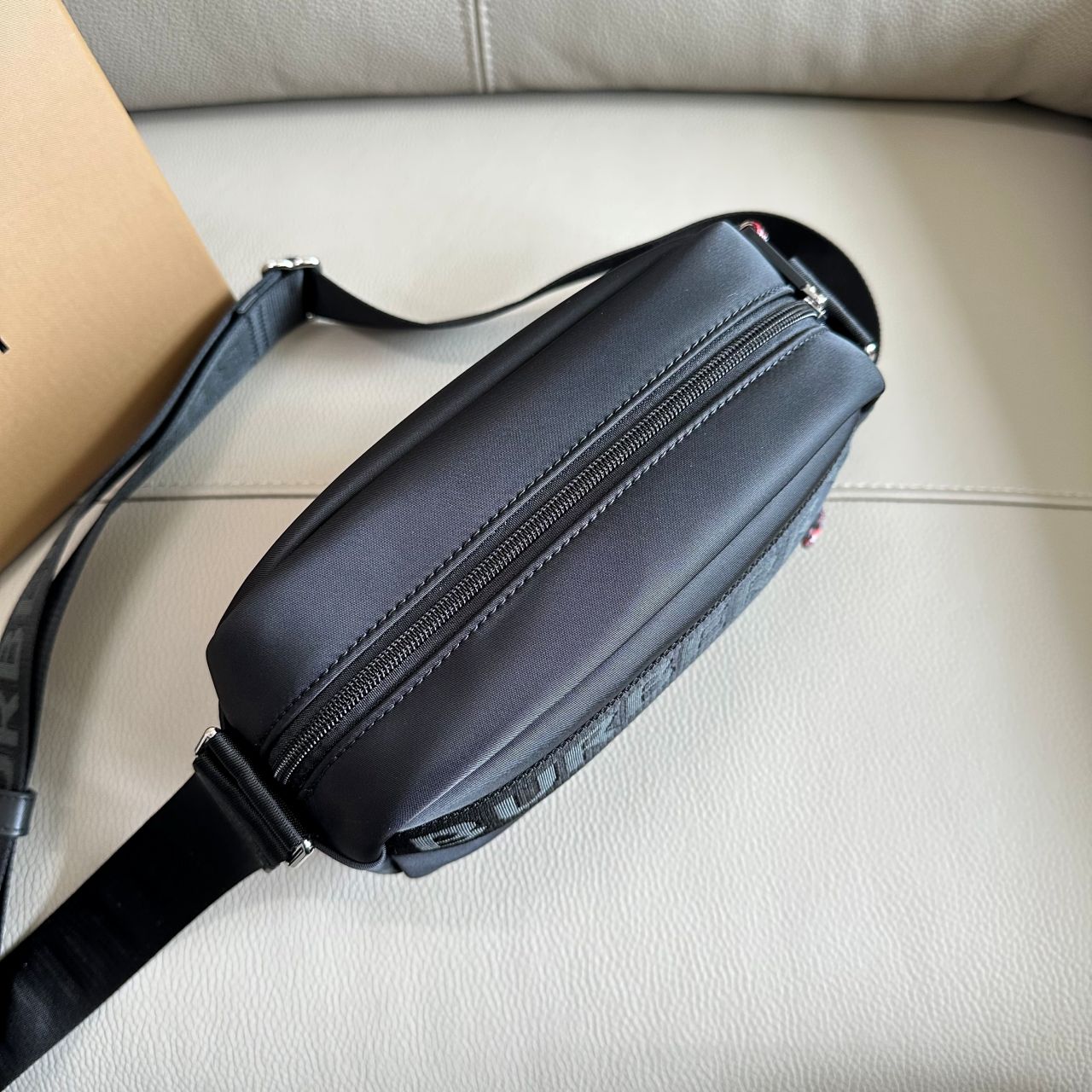 버버리 로고 디테일 크로스바디백