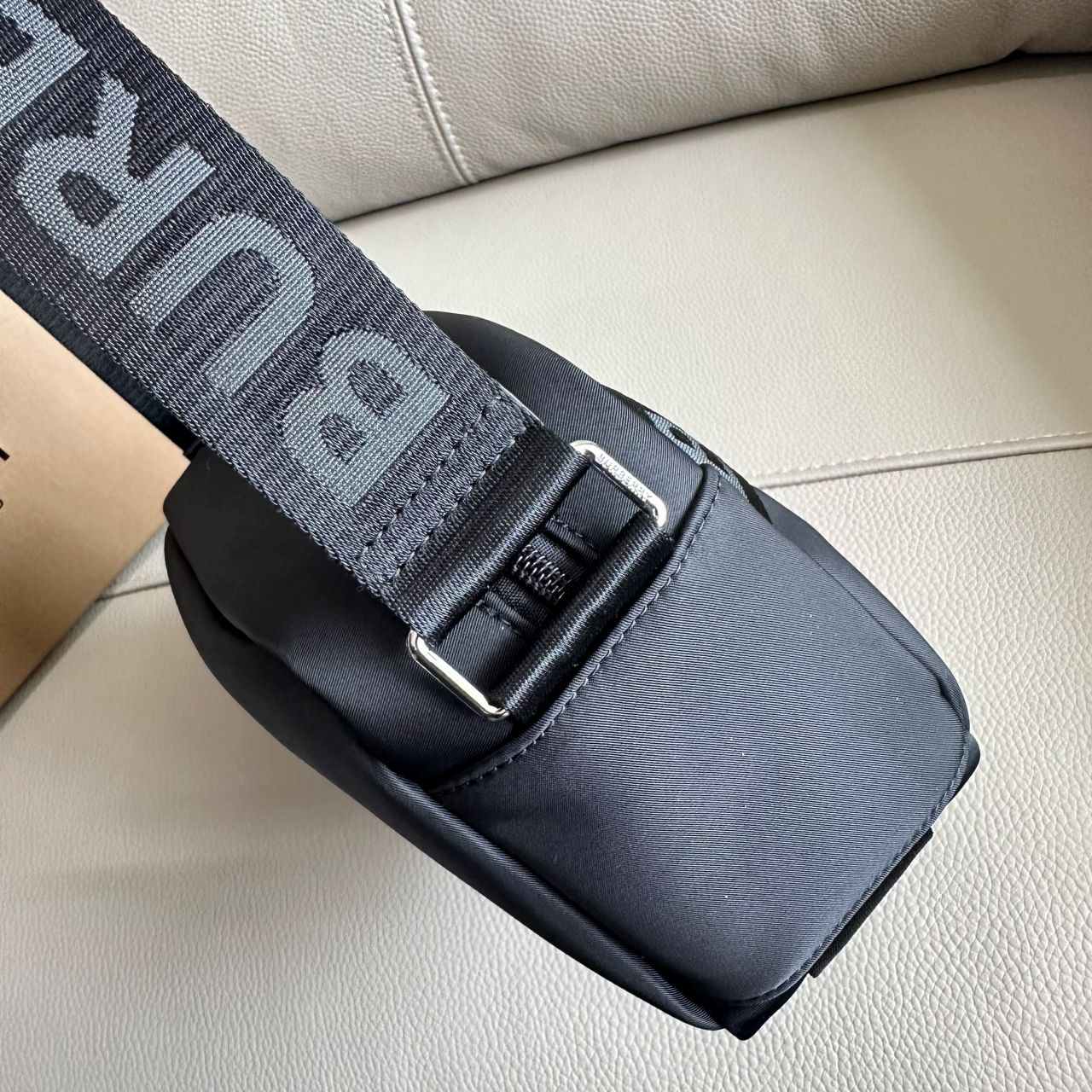 버버리 로고 디테일 크로스바디백