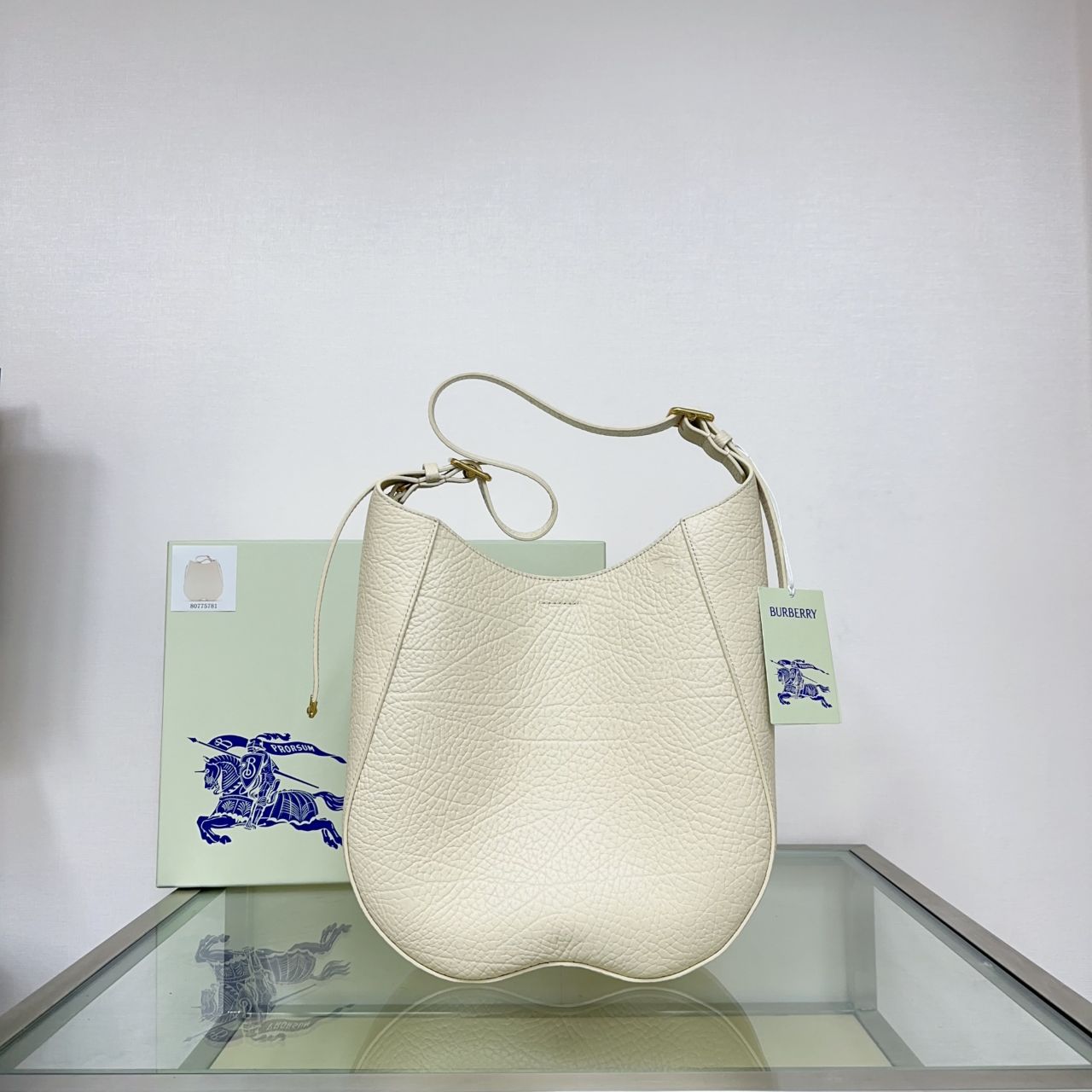 버버리 체스 가죽 미디엄 숄더백 브러시드 송아지 가죽 구조적 디자인