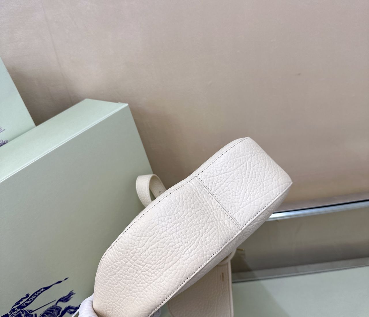 버버리 체스 가죽 미디엄 숄더백