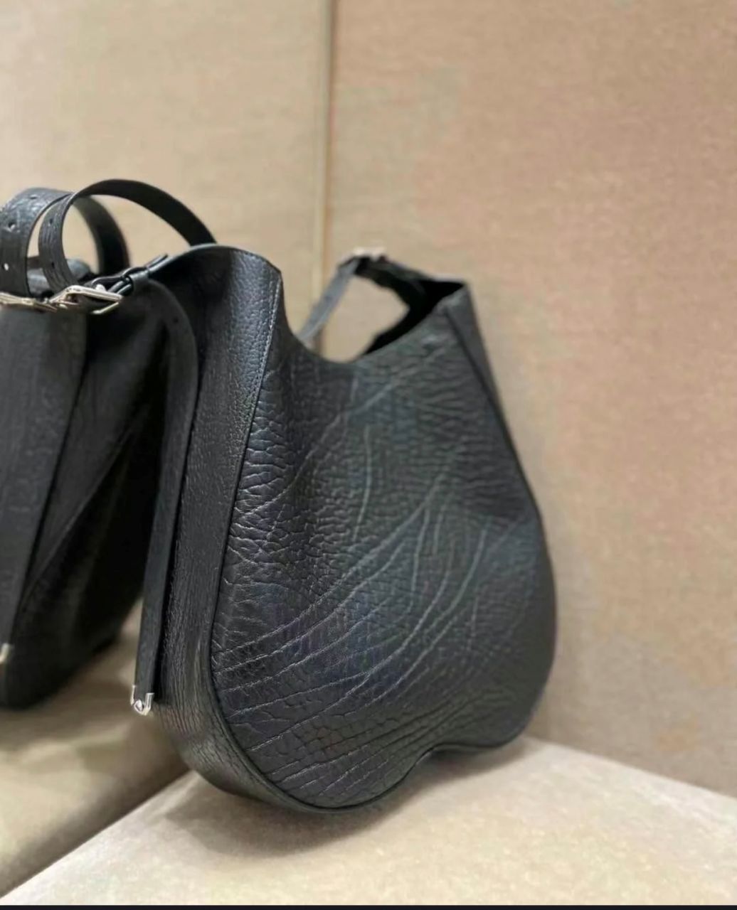 버버리 체스 가죽 미디엄 숄더백