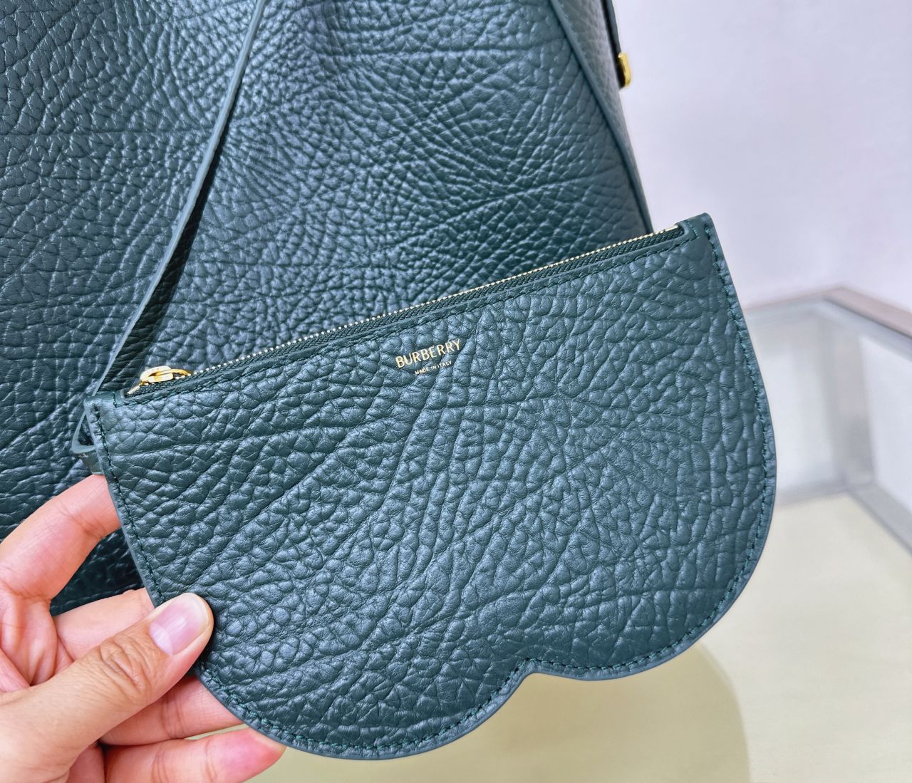 버버리 체스 가죽 미디엄 숄더백