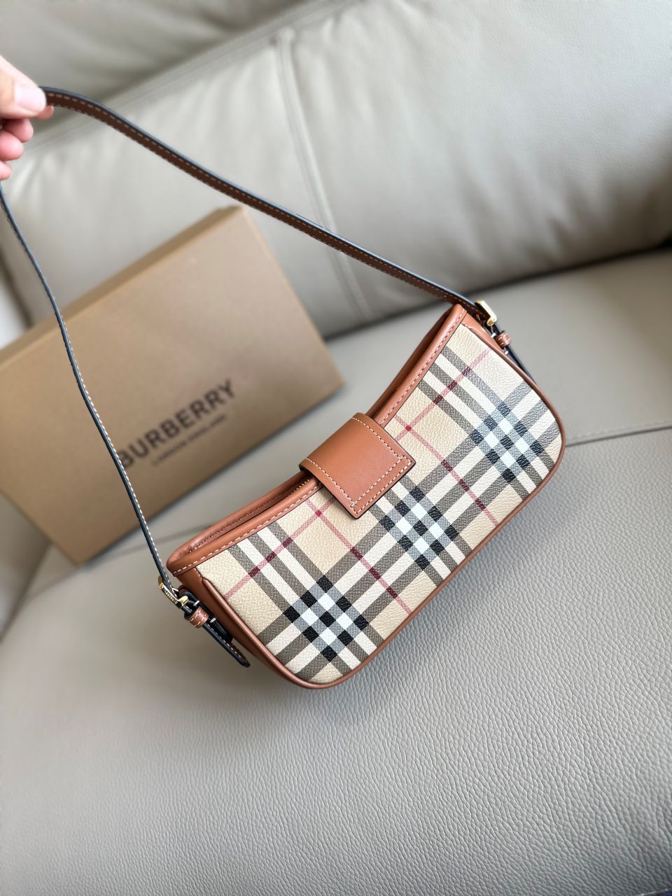 버버리 체크 슬링백
