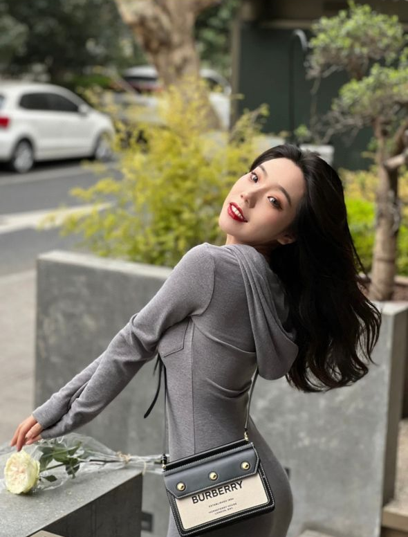 버버리 포켓 디테일 호스페리 프린트 타이틀 크로스백
