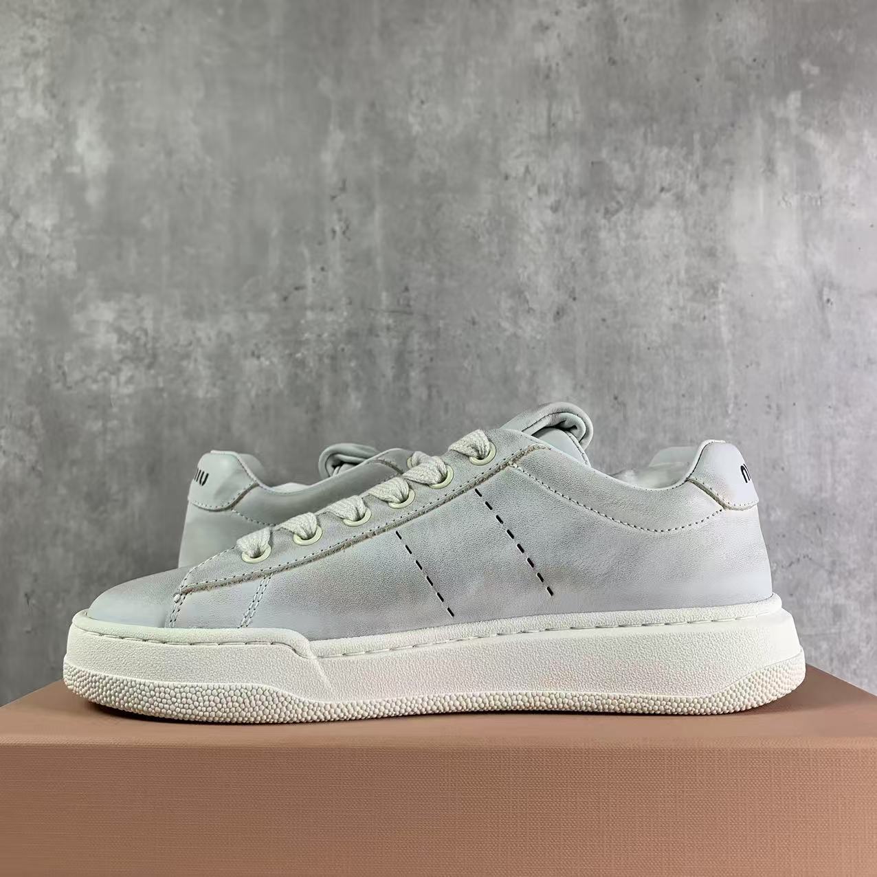 국내) 미우미우 블리치드 가죽 스니커즈 / 36