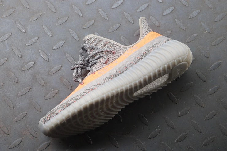 YEEZY 350 V2 벨루가 솔라레드