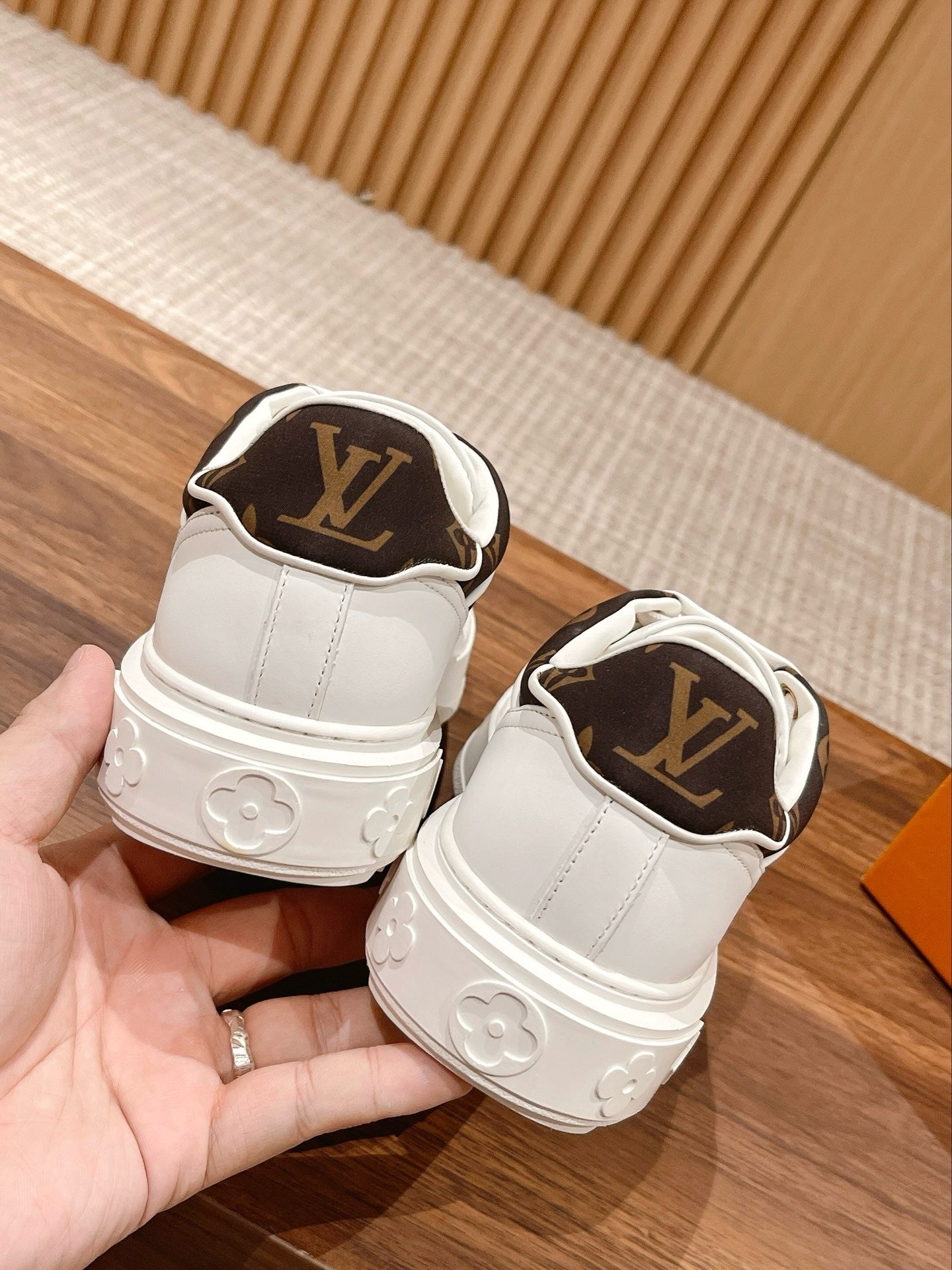 루이비통 타임 아웃 스니커즈