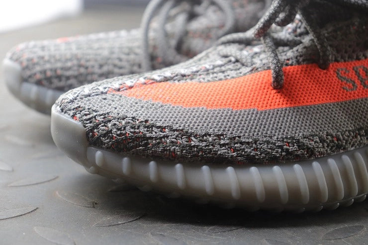 YEEZY 350 V2 벨루가 솔라레드