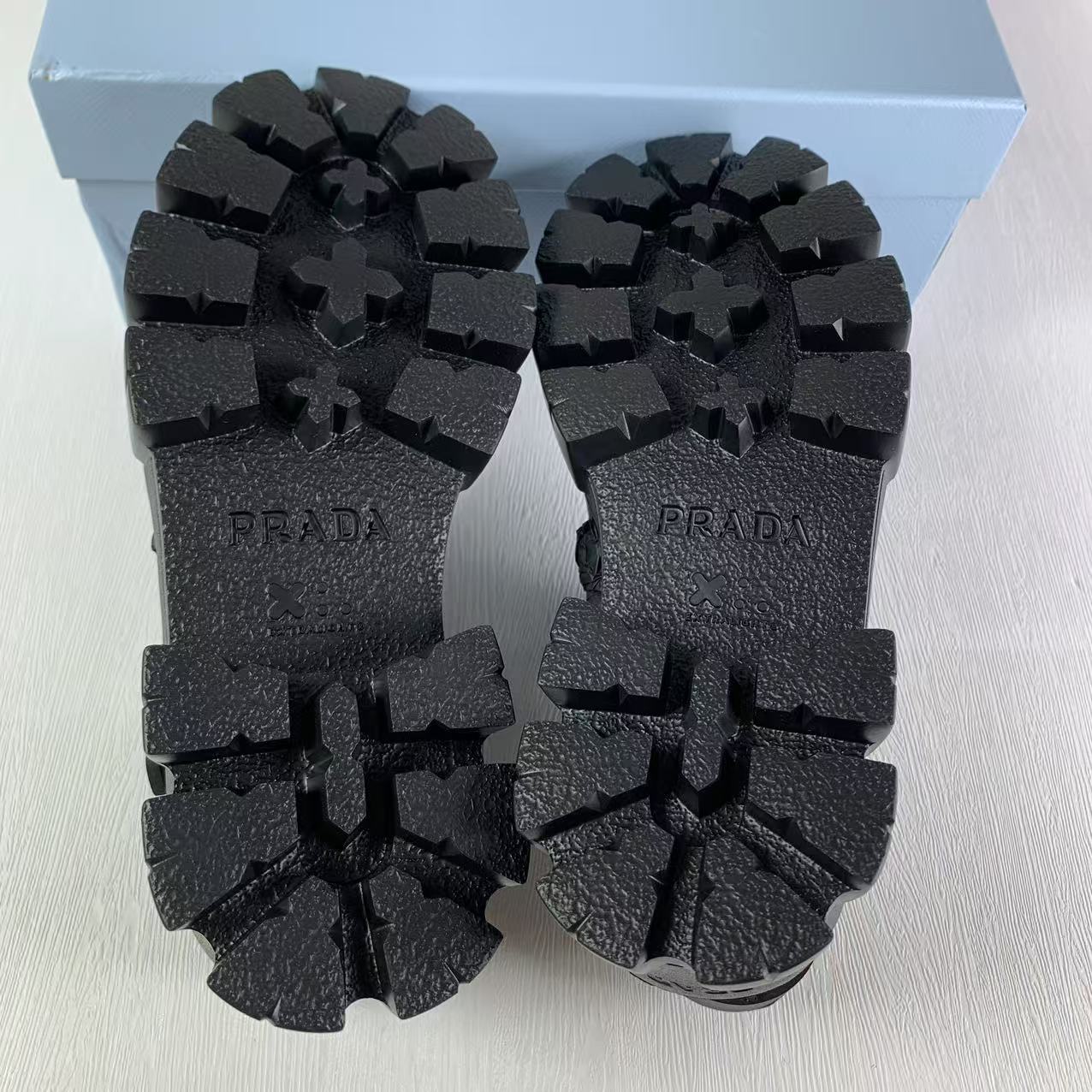 국내) 프라다 러버 모놀리스 샌들 38