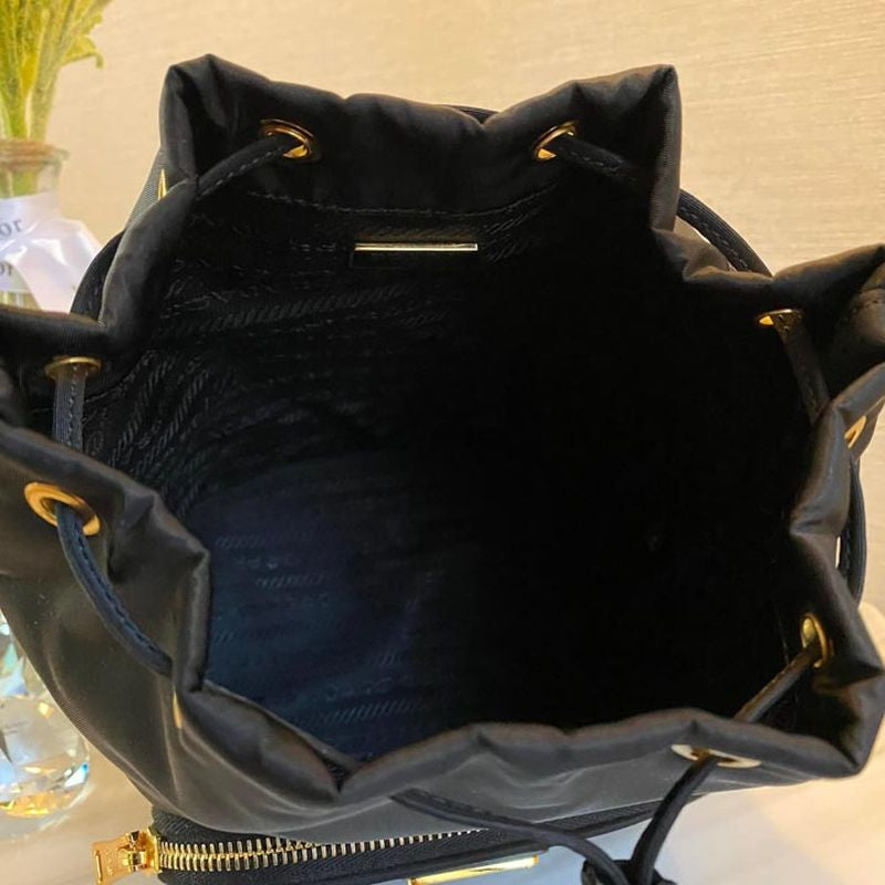 프라다 나일론 버킷백