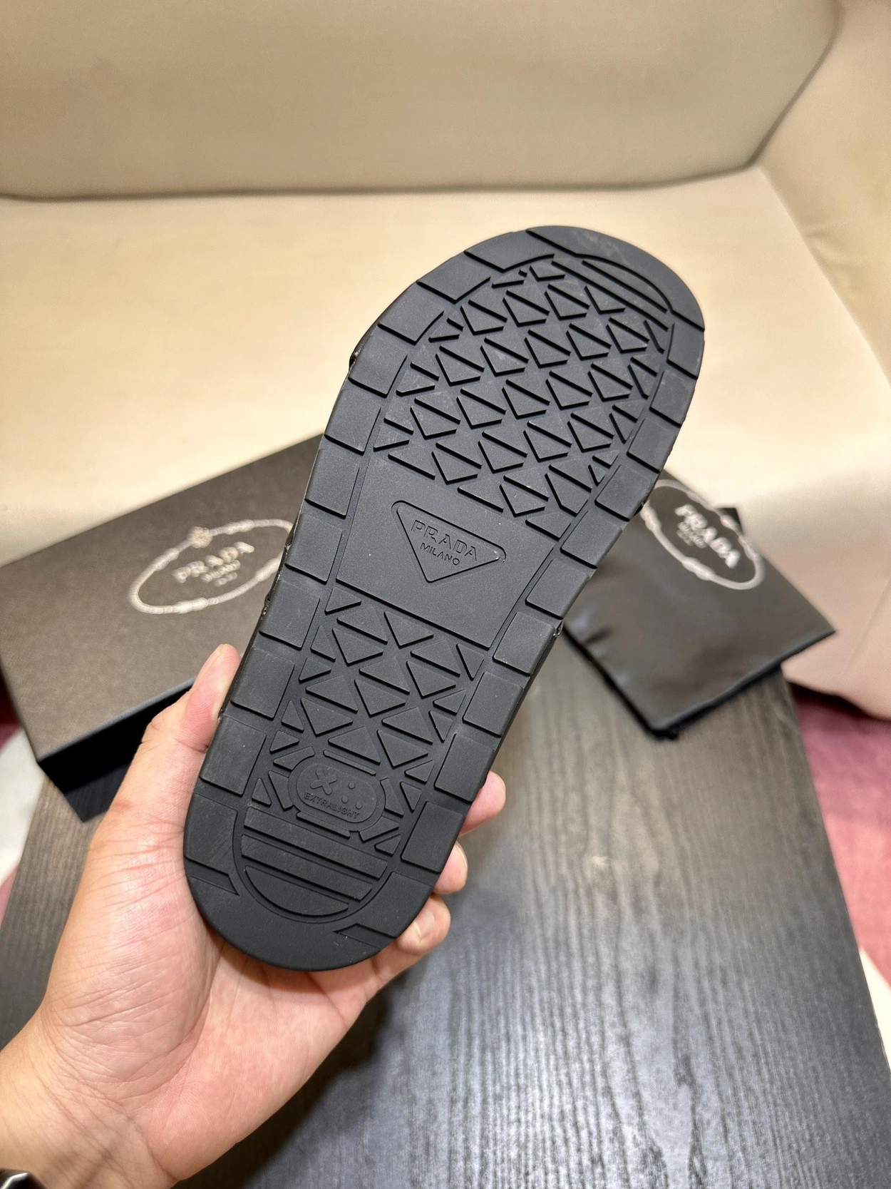 프라다 브러시드 슬라이드 슬리퍼