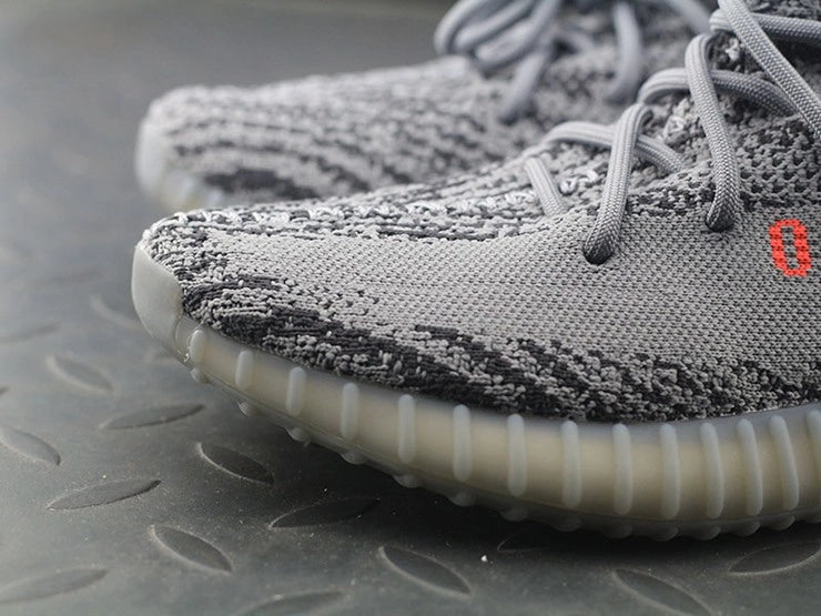 YEEZY 350 V2 벨루가