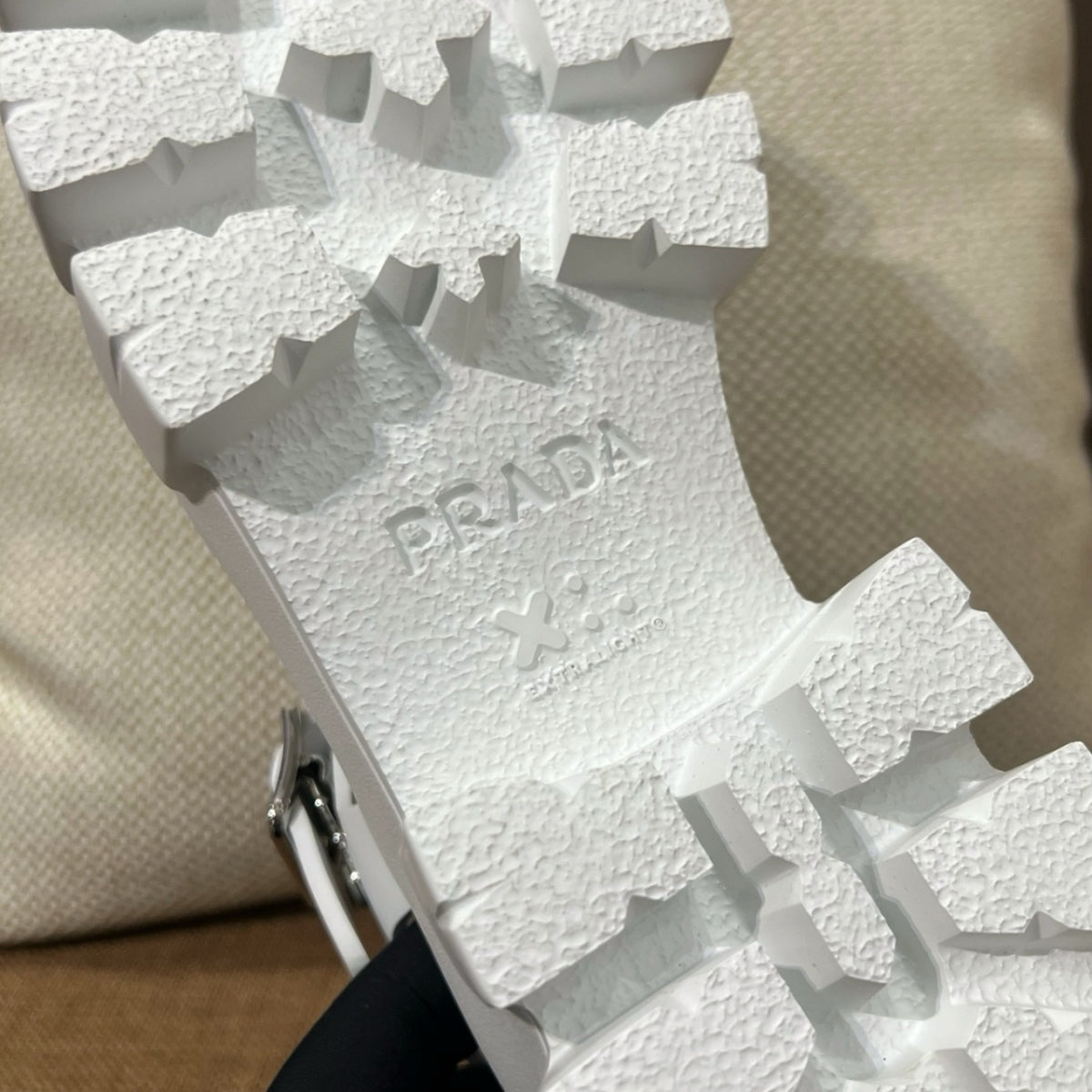 프라다 러버 모놀리스 샌들