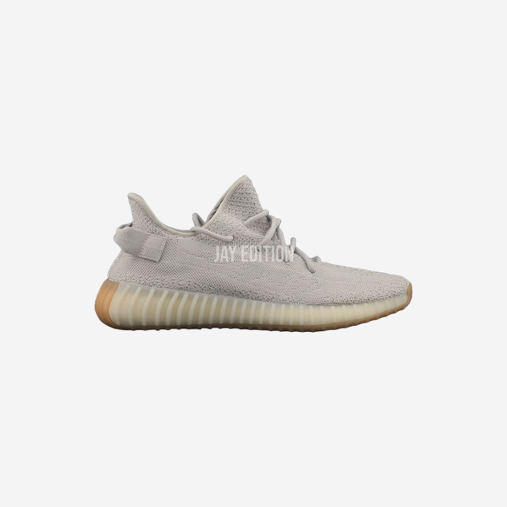 YEEZY 350 V2 세서미, 부드러운 연베이지 프라임니트와 거무스름한 아웃솔이 대조되는 뉴트럴한 디자인