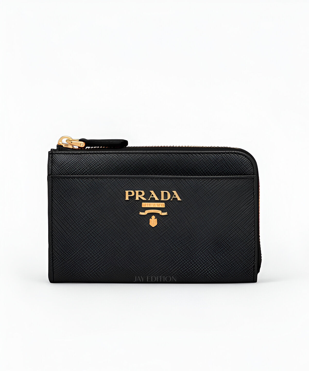 프라다 트라이앵글 로고 키링 카드케이스, 내구성 높은 사피아노 가죽으로 제작된 컴팩트한 키링 일체형 카드 지갑으로, 전면에 프라다 삼각 메탈 로고가 고급스럽게 부착되어 있으며, 상단 지퍼 포켓과 메탈 키링이 구성된 실용적이고 트렌디한 디자인