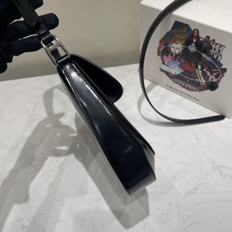 프라다 클레오 브러시드 플랩