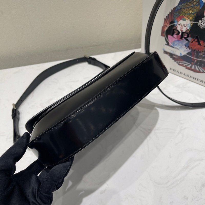 프라다 클레오 브러시드 플랩