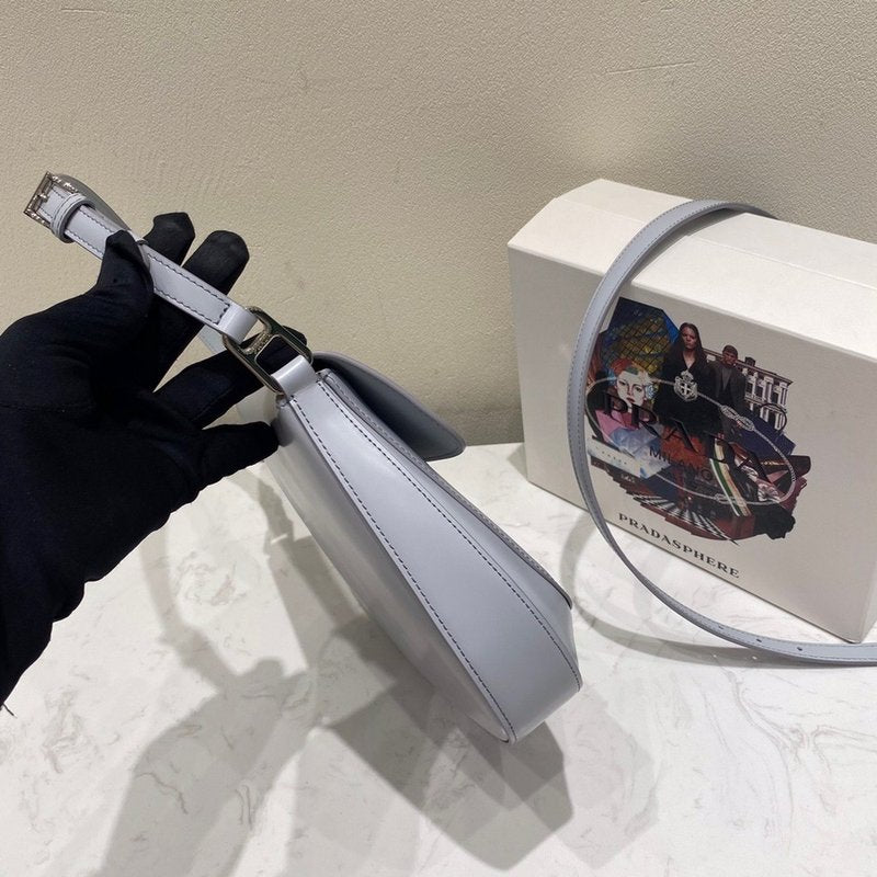 프라다 클레오 브러시드 플랩