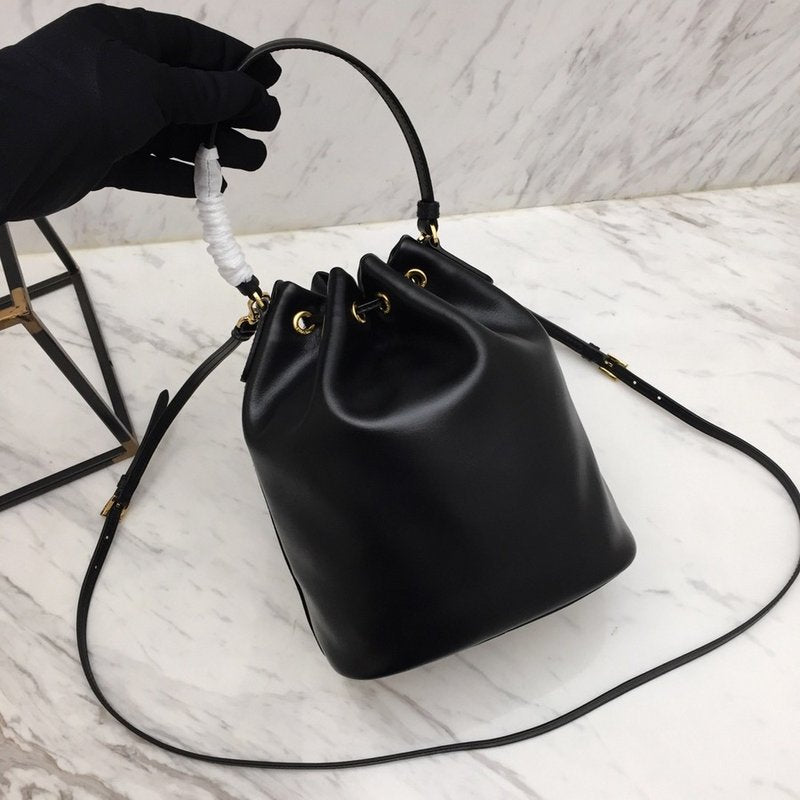 프라다 레더 버킷백