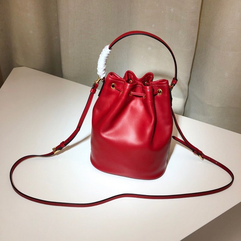 프라다 레더 버킷백