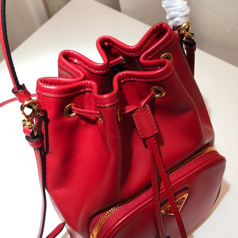 프라다 레더 버킷백