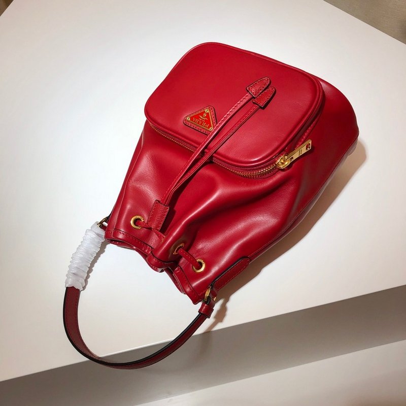 프라다 레더 버킷백