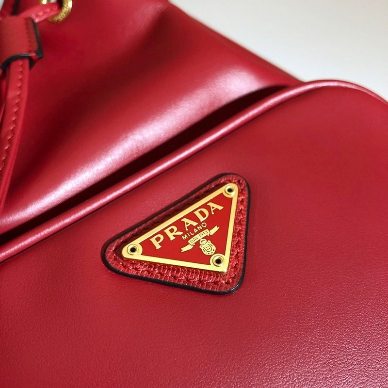 프라다 레더 버킷백