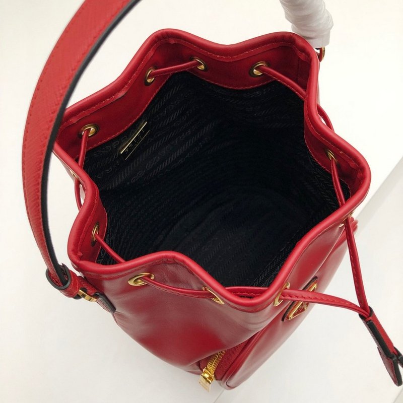 프라다 레더 버킷백