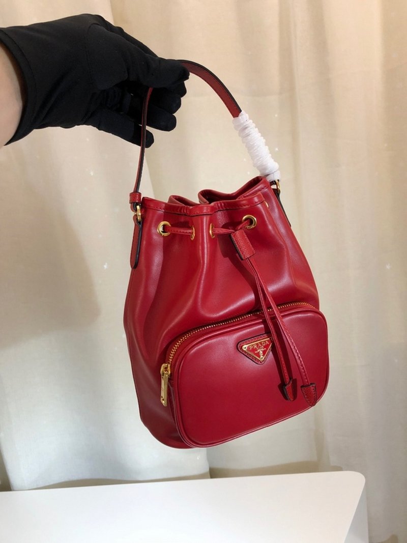 프라다 레더 버킷백