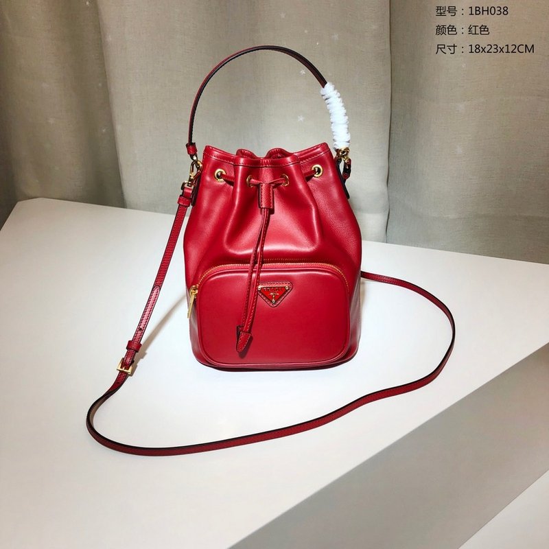 프라다 레더 버킷백