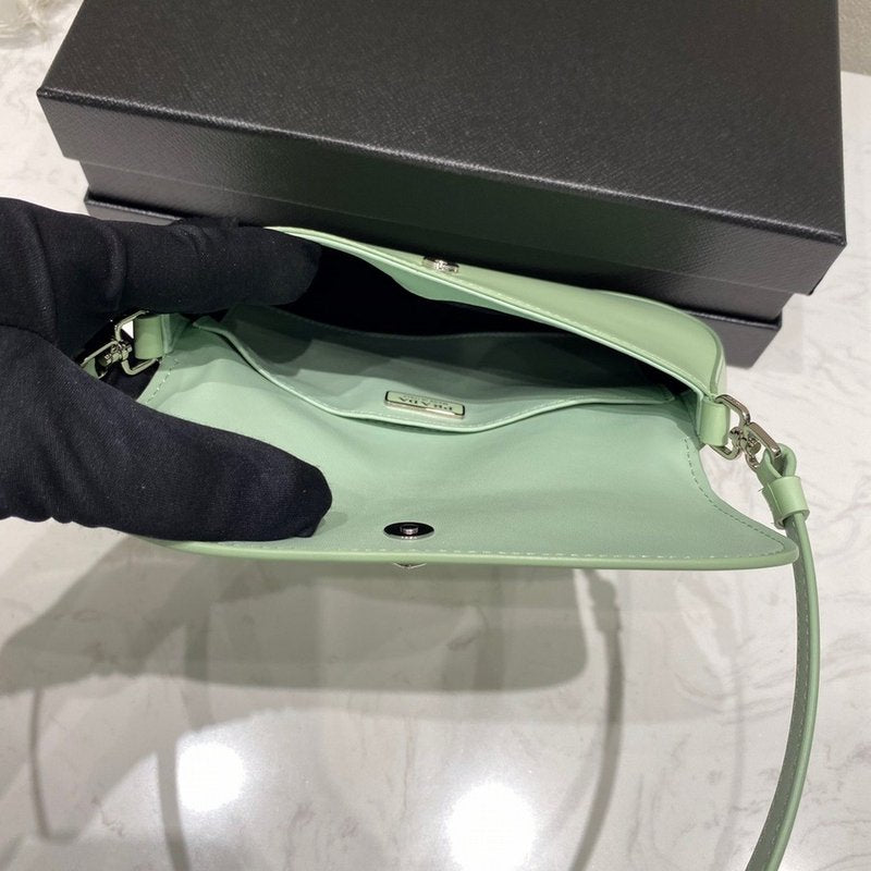 프라다 클레오 브러시드 플랩 숄더백