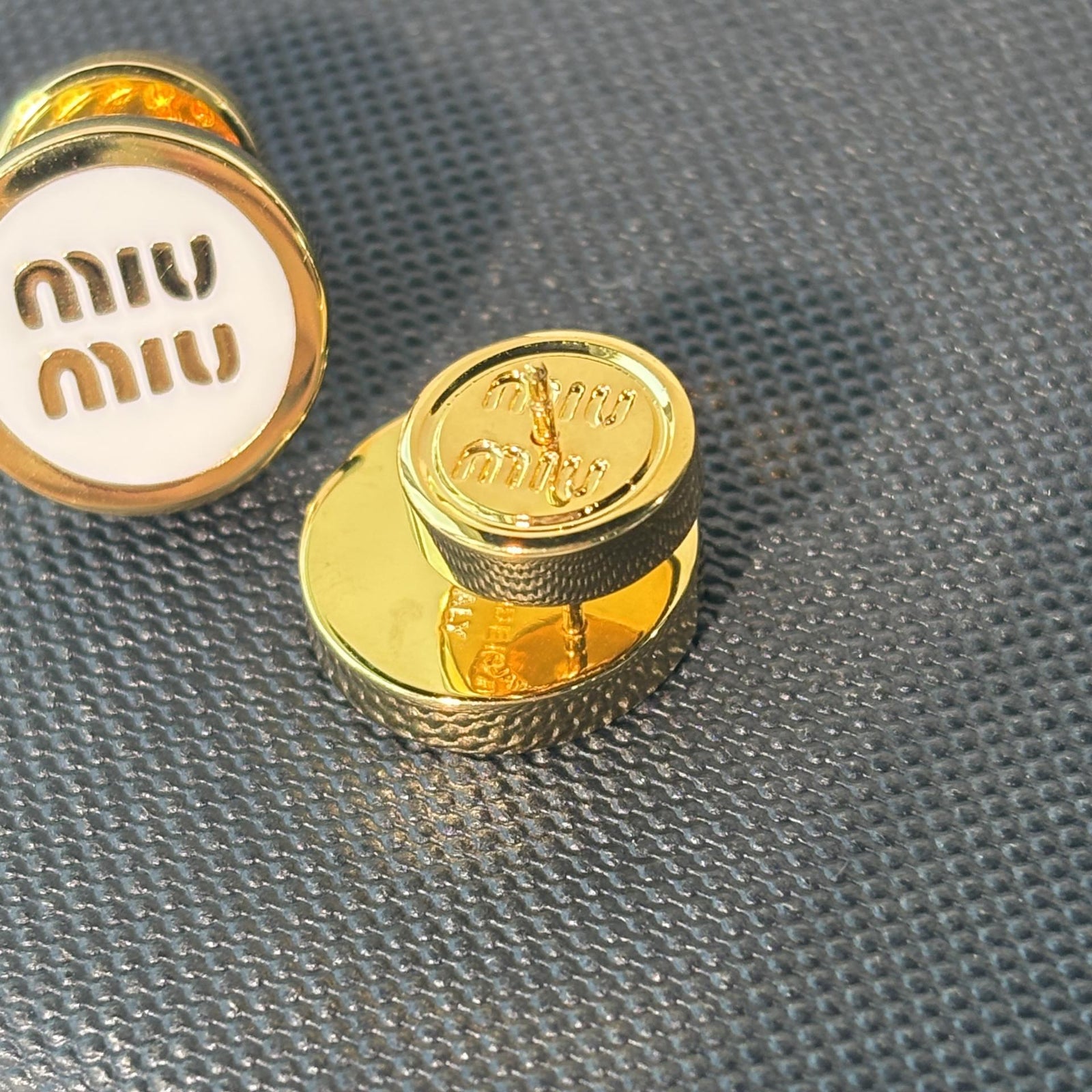 미우미우 에나멜 메탈 귀걸이