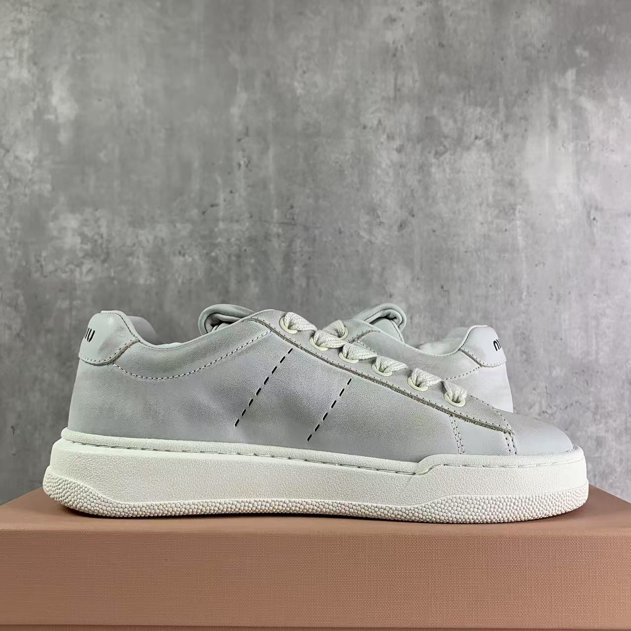 국내) 미우미우 블리치드 가죽 스니커즈 / 36