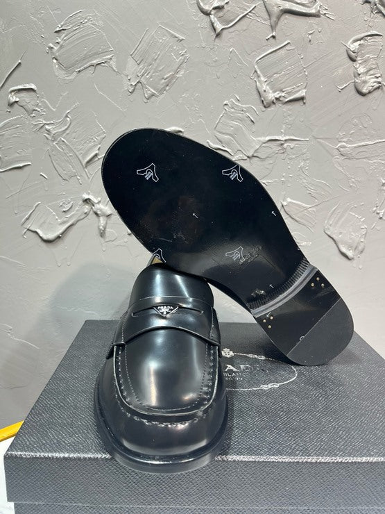 프라다 브러시드 가죽 로퍼