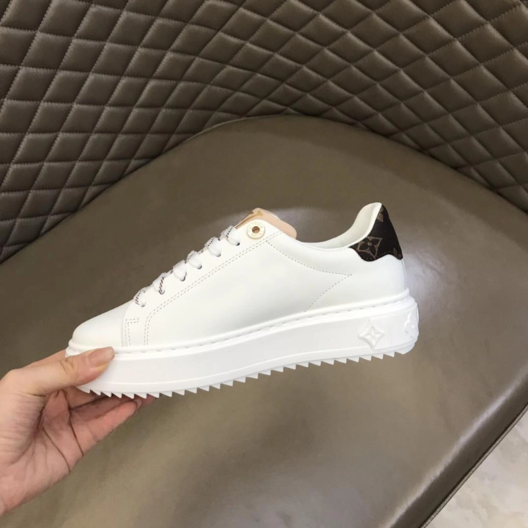 루이비통 타임 아웃 키링 스니커즈