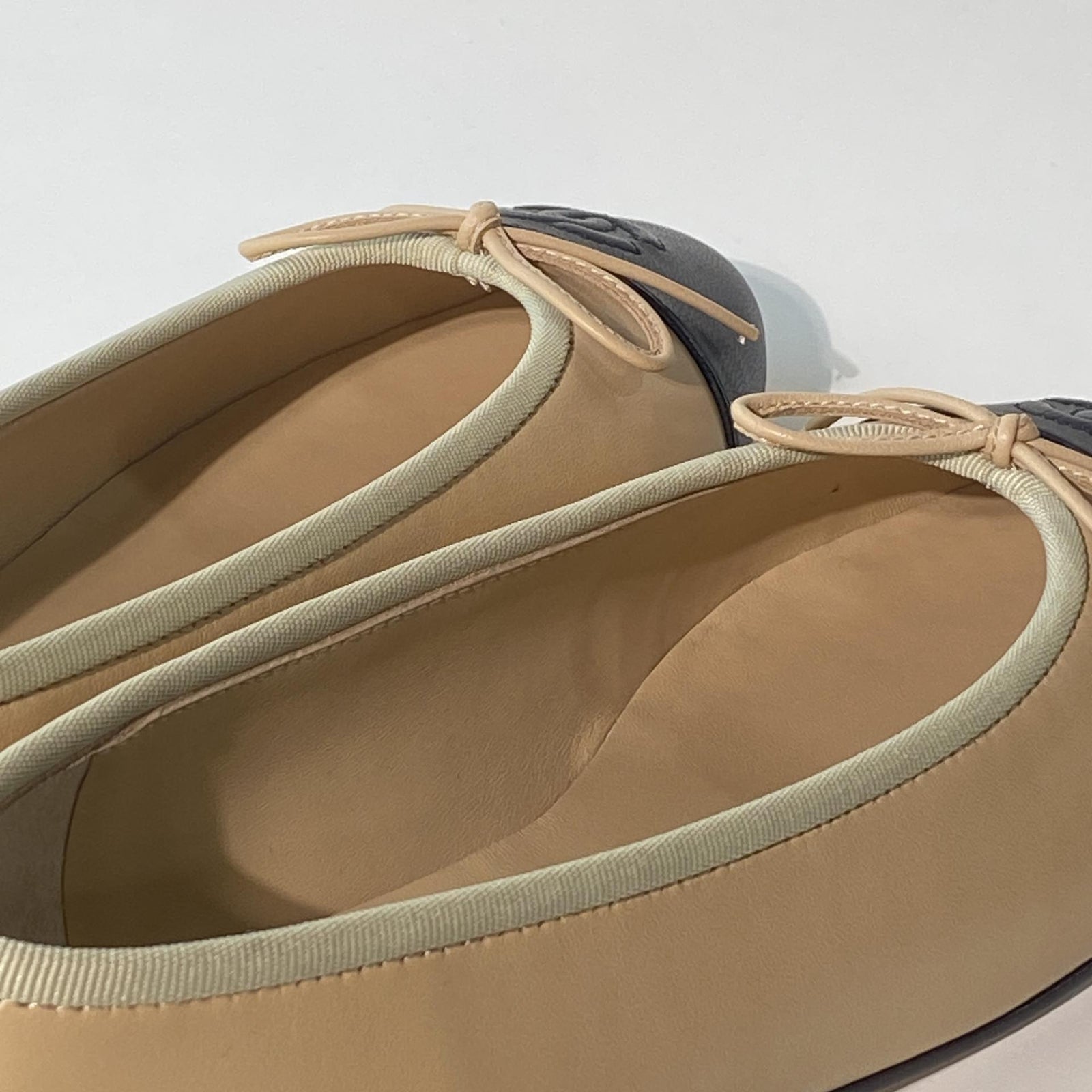 국내) 샤넬 투톤 발레리나 플랫 / 베이지 < 37 2개 / 38 2개 / 40 1개 >