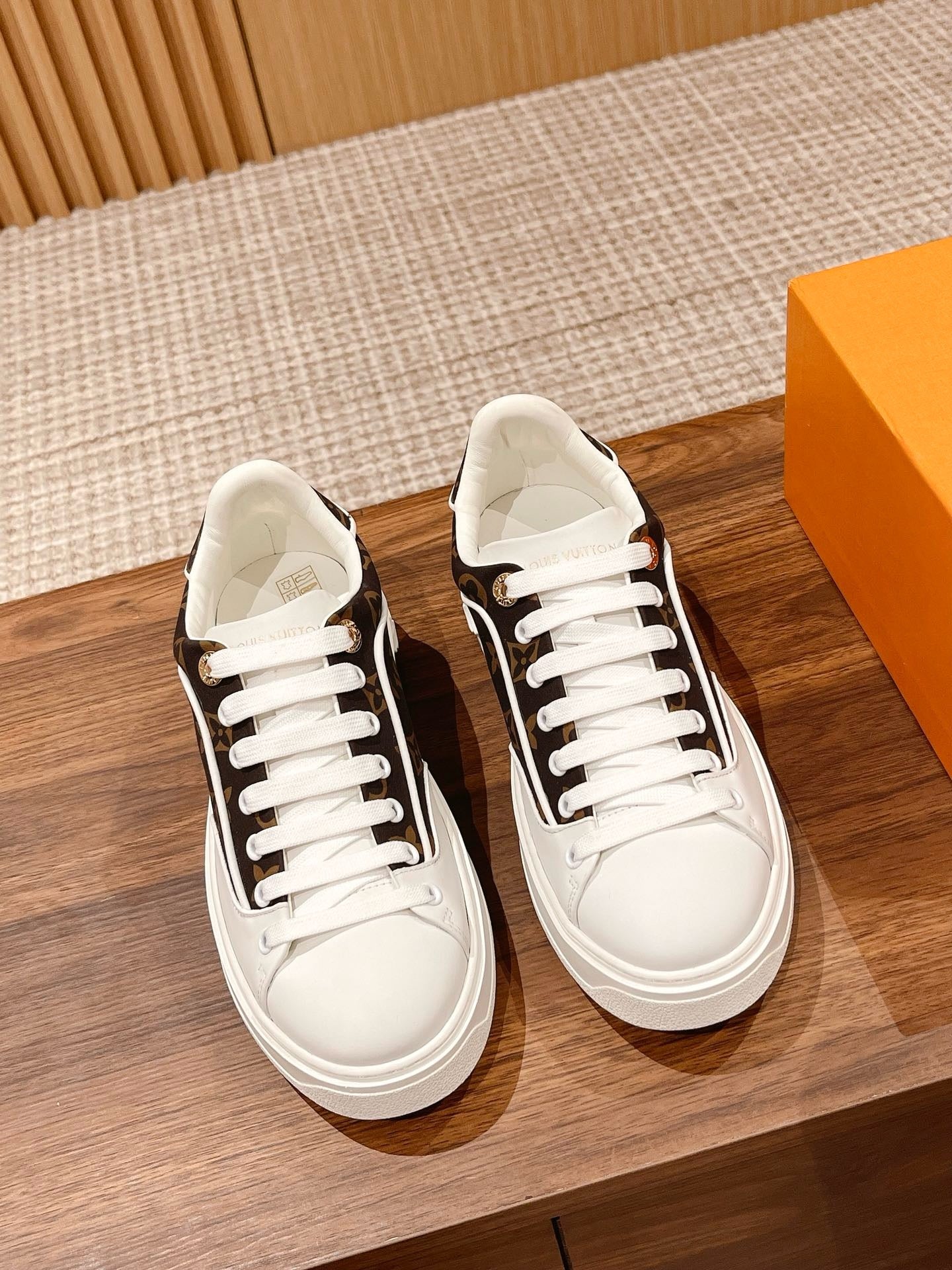 루이비통 타임 아웃 스니커즈