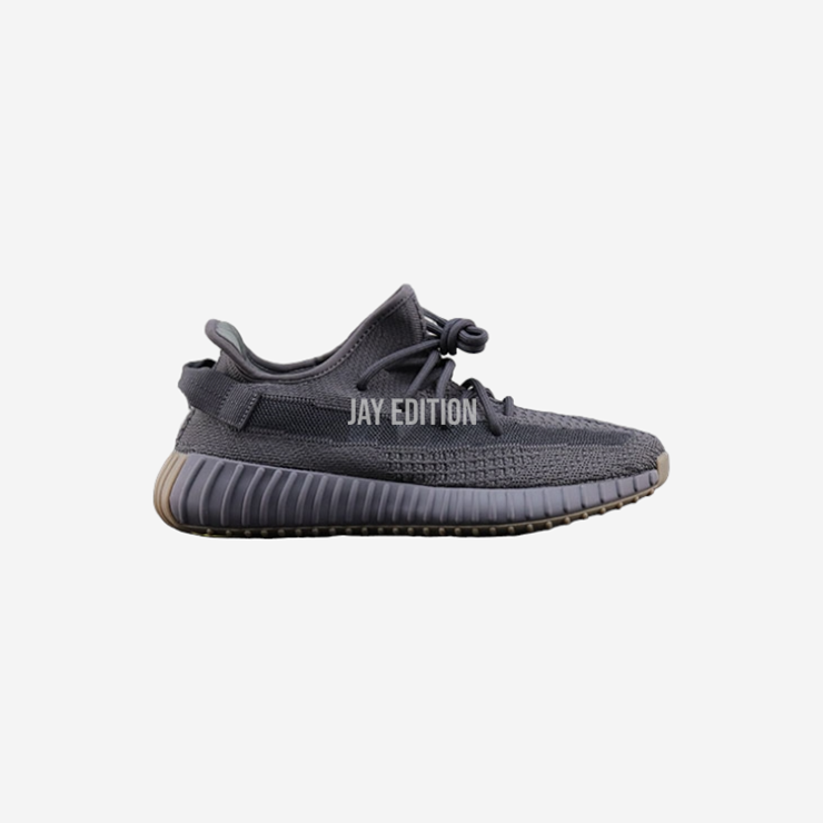 YEEZY 350 V2 신더, 다크 그레이 컬러와 블랙 솔이 조화를 이루는 시크한 분위기의 컬러웨이