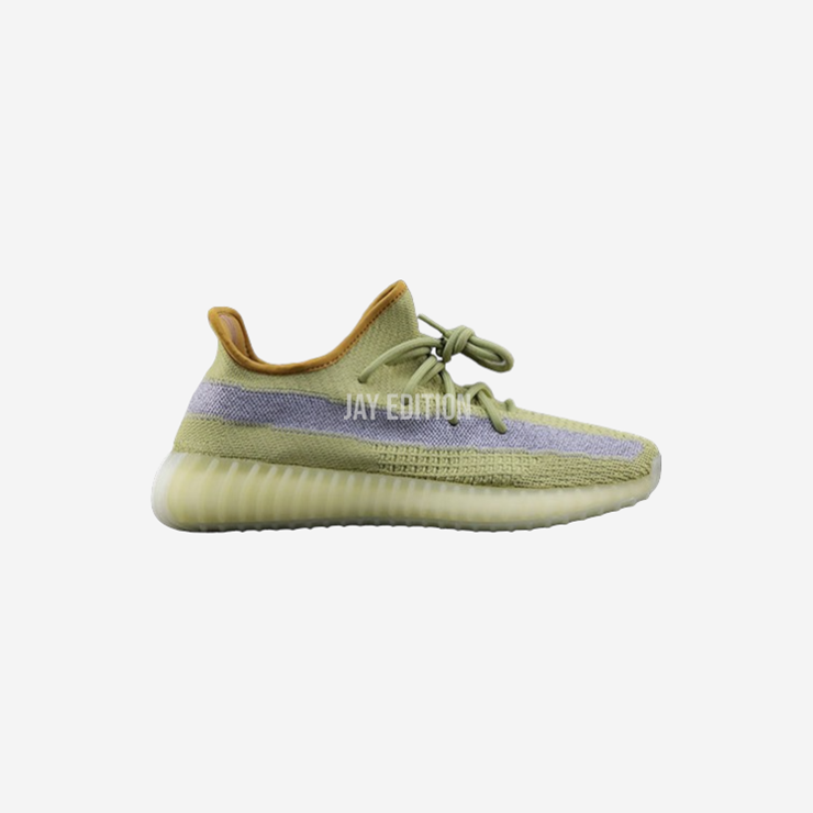 YEEZY 350 V2 마쉬, 머스타드 옐로우 톤의 어퍼와 어두운 브라운 솔 조합이 돋보이는 독특한 컬러 믹스