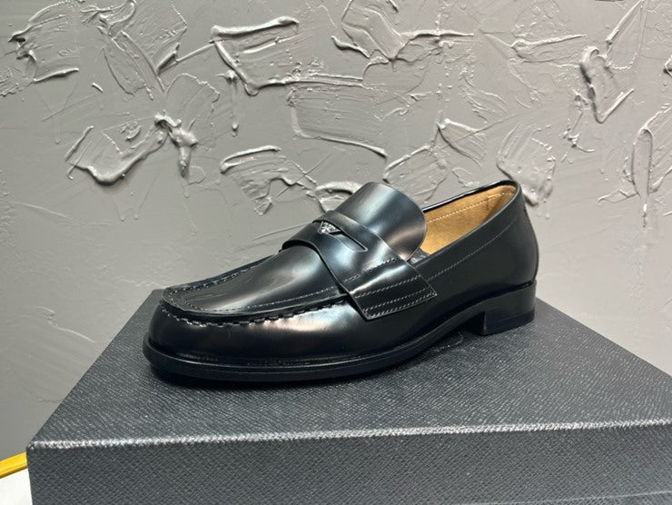 프라다 브러시드 가죽 로퍼