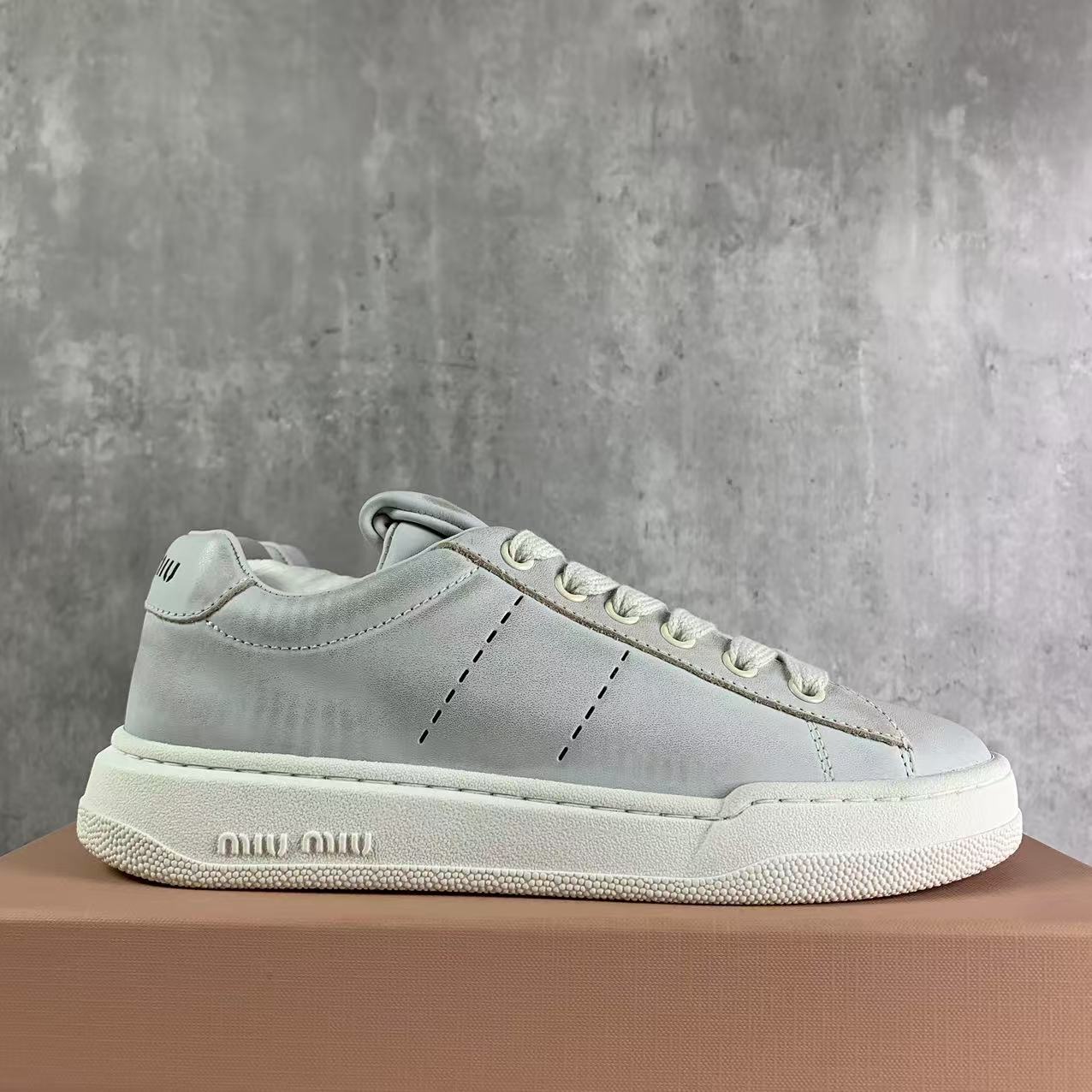 국내) 미우미우 블리치드 가죽 스니커즈 / 36