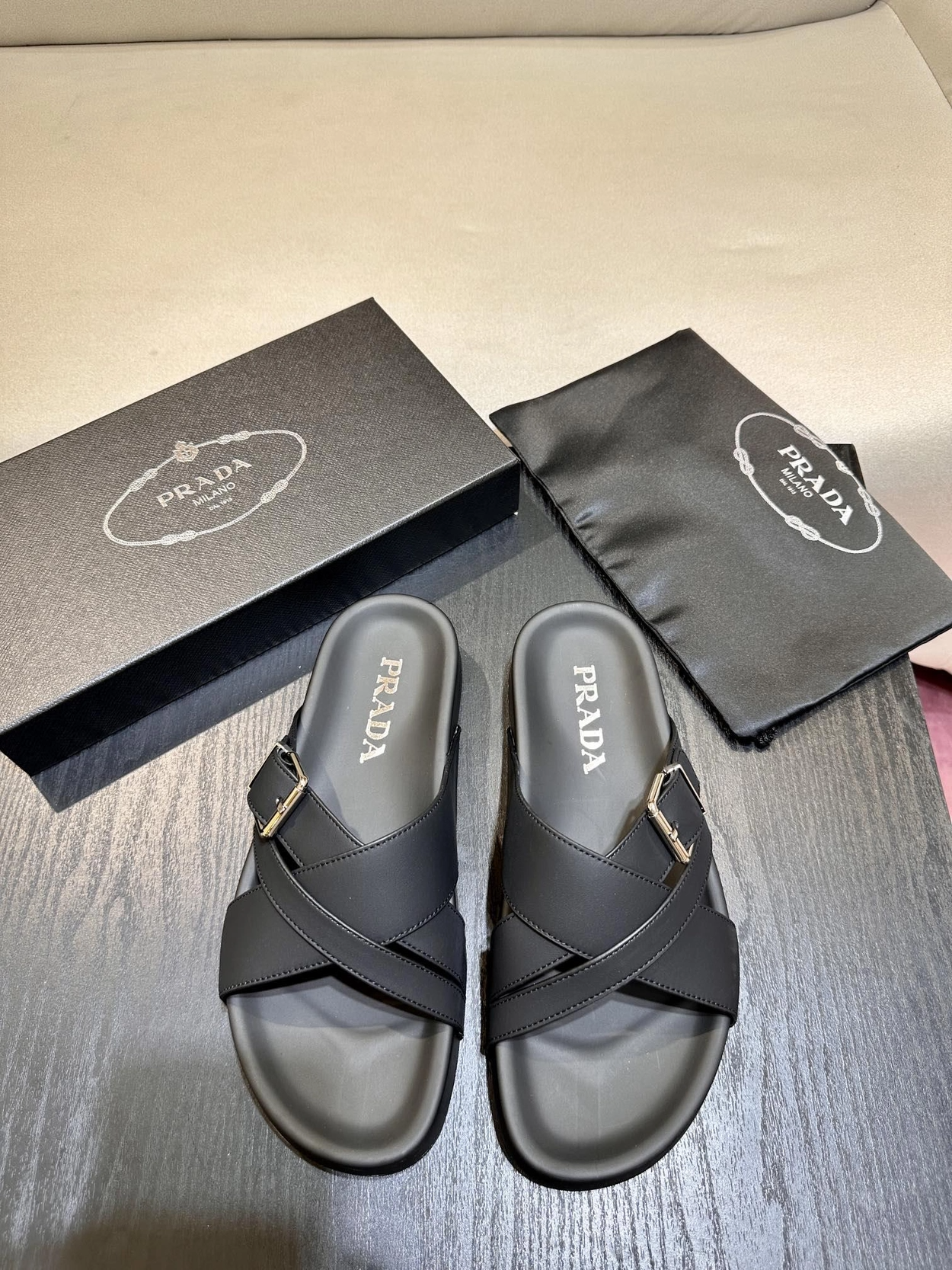 프라다 브러시드 슬라이드 슬리퍼
