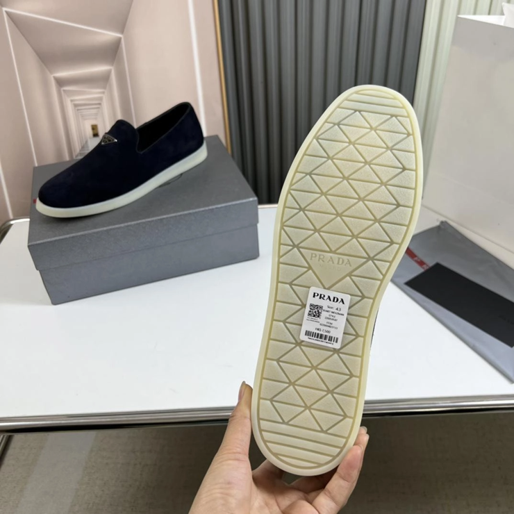 프라다 스웨이드 슬립온 로퍼