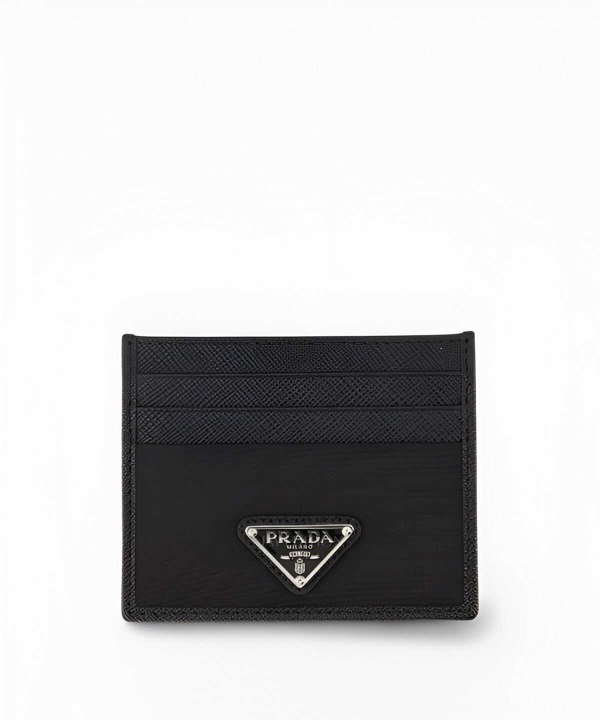 프라다 리나일론 사피아노 카드 홀더, 친환경 리나일론과 사피아노 가죽이 결합된 하이브리드 소재의 슬림형 카드 지갑으로, 프라다의 아이코닉한 트라이앵글 메탈 로고가 전면에 부착되어 있으며, 다수의 카드 슬롯과 중앙 포켓이 구성된 모던하고 실용적인 디자인