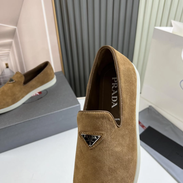 프라다 스웨이드 슬립온 로퍼